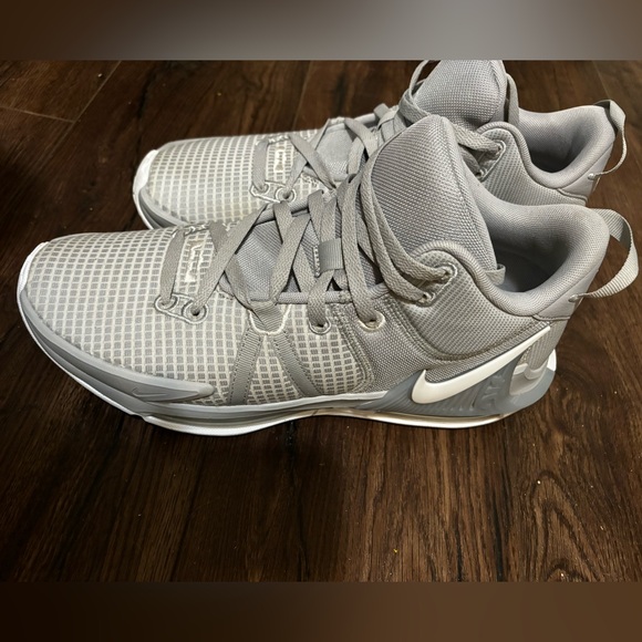 Nike Lebron Witness 7 - Picture 1 of 4